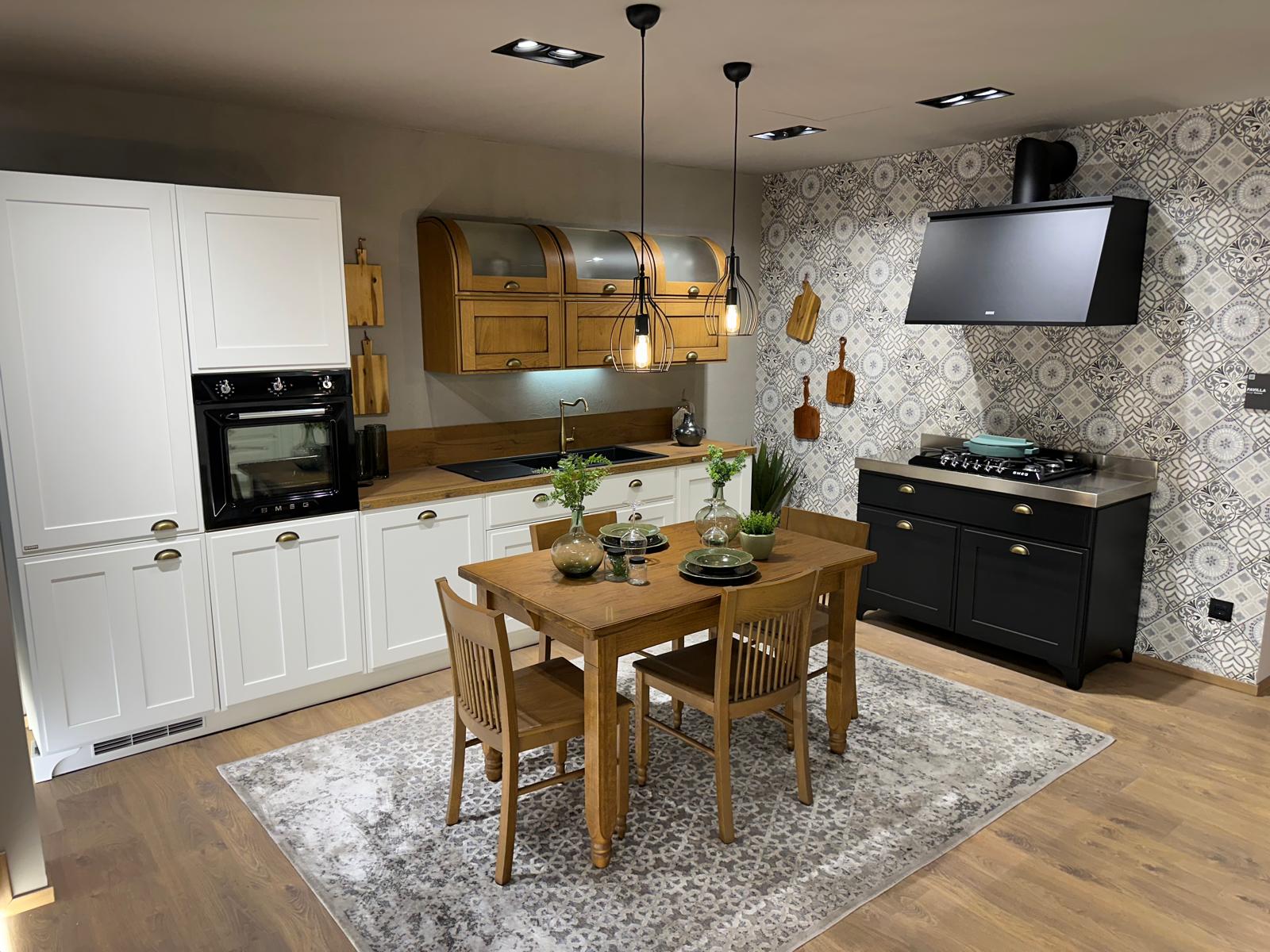 Cucina bianca e bronzo