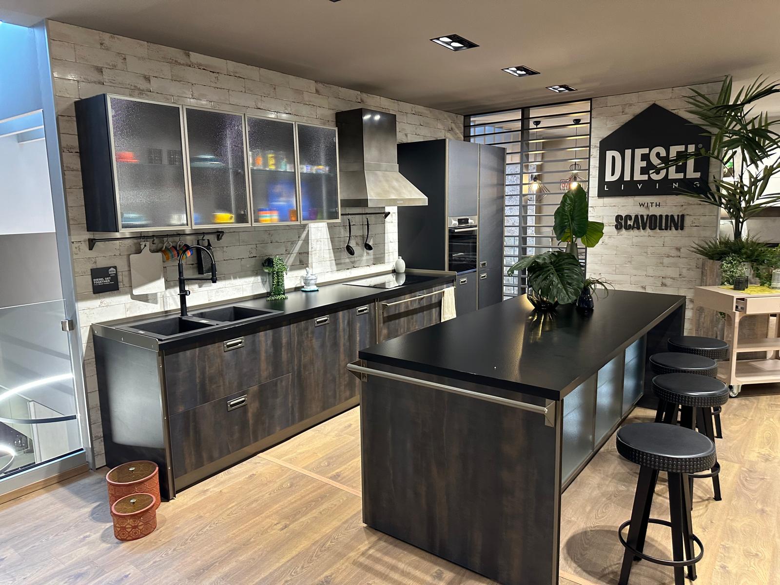 Cucina classica con tavolo
